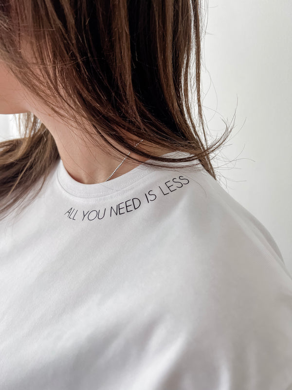 Unisex marškinėliai trumpomis rankovėmis "ALL YOU NEED IS LESS"