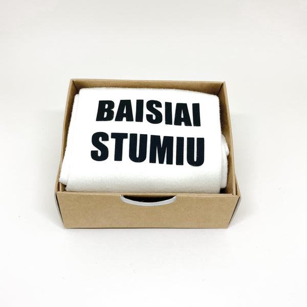 Kojinės su užrašu  „Baisiai stumiu“